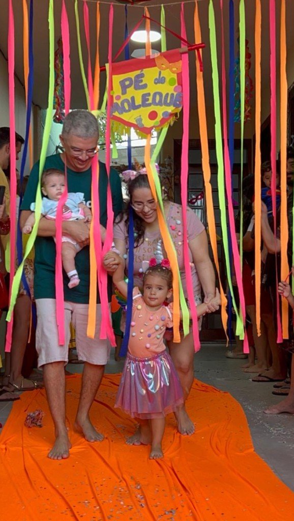 Família participando da brincadeira Pé do Moleque em festa infantil no Novo Brincar